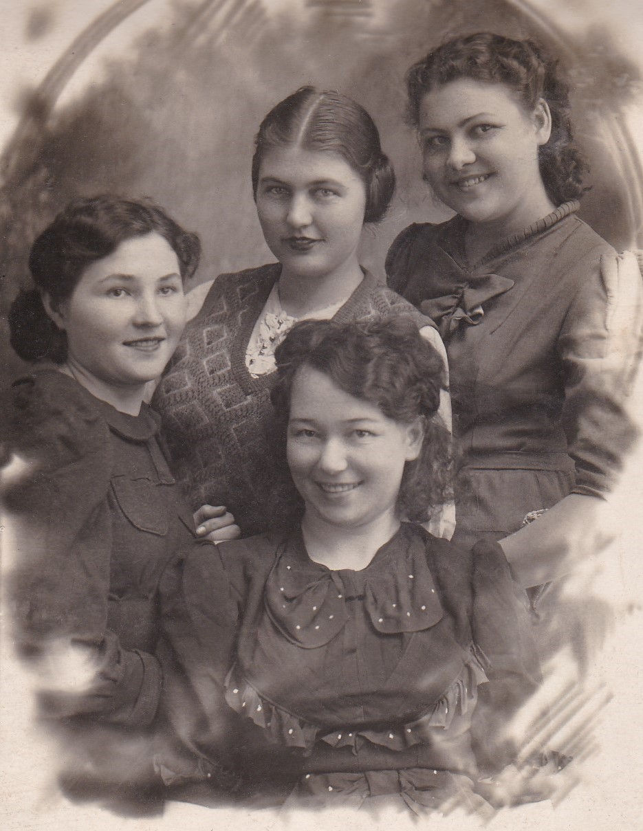 Подруги. г.Суджа. 1944г.