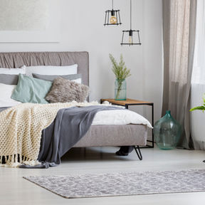 Bed with pilows and blanket