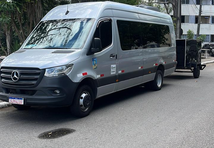 Van da TT Transporte & Turismo, empresa de transporte turístico em Salvador