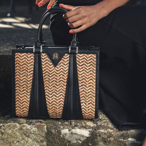 Raffia and leather: when craftsmanship meets summer fashion