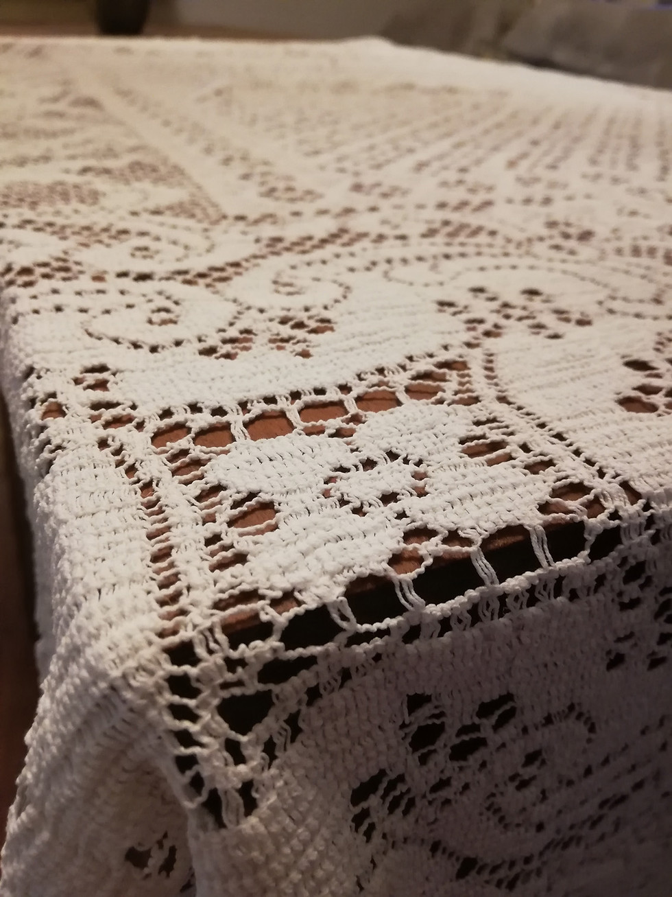 Miniaturbild: Spitzendeckchen und -decken
