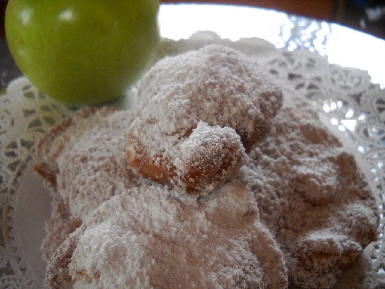 Fried apple fritters (flour)