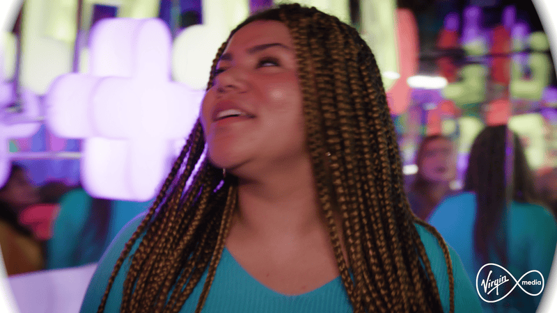 221208VIRGINMEDIAO2INFINITYROOMLANDSCAPE2.gif