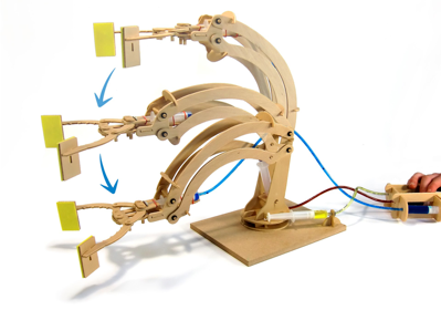 Bras robotique hydraulique en bois