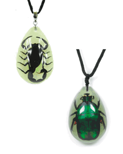 Collier insecte - brille dans le noir
