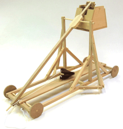 Modèle de trébuchet médiéval en bois