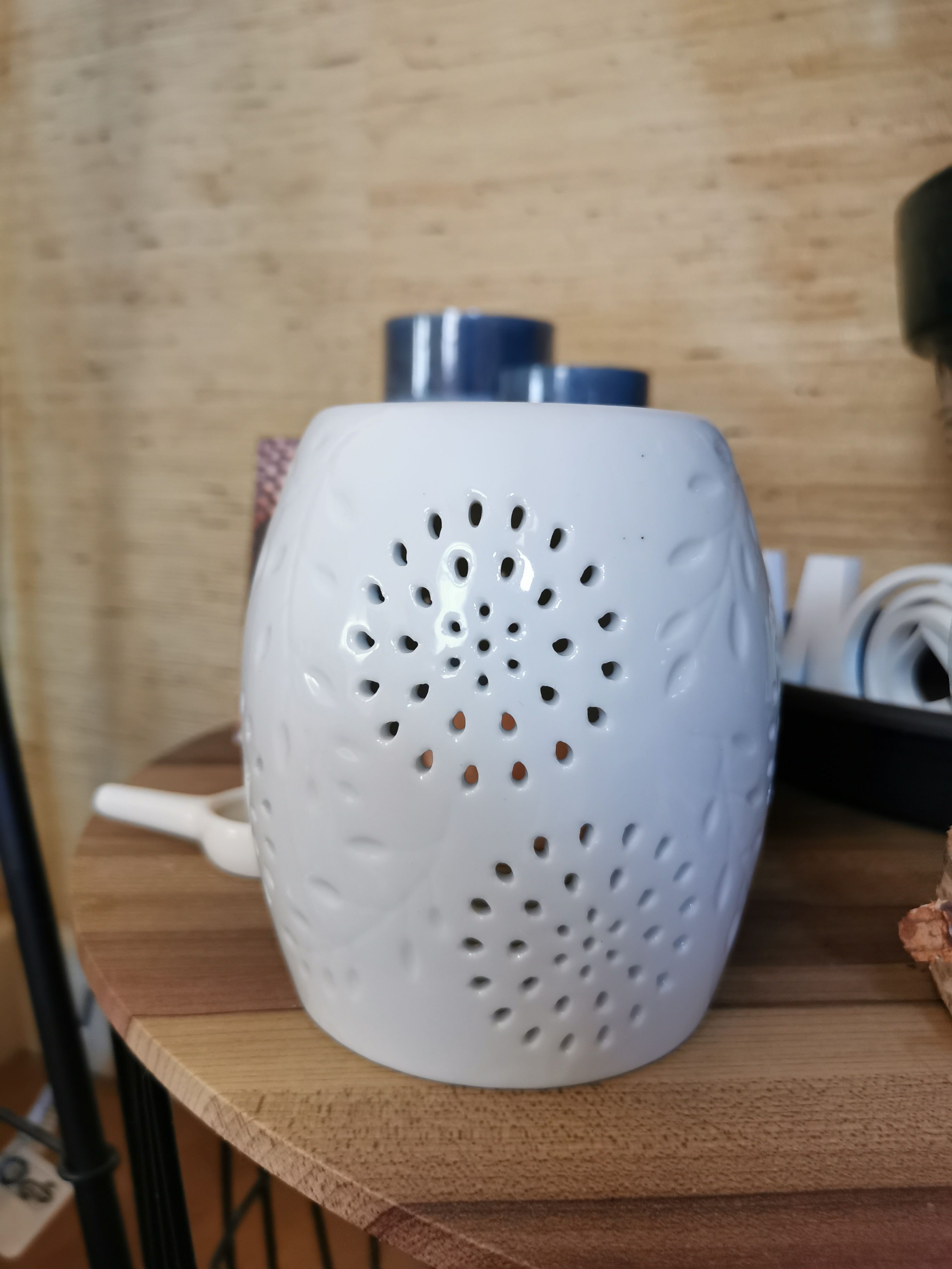 Brûle parfums céramique allongé "Rosaces ajourées" (grand modèle)