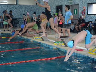 NIÑOS Y NIÑAS DE LA ESCUELA MUNICIPAL DE NATACIÓN PARTICIPARON DE UN ENCUENTRO INTERNO EN USHUAIA