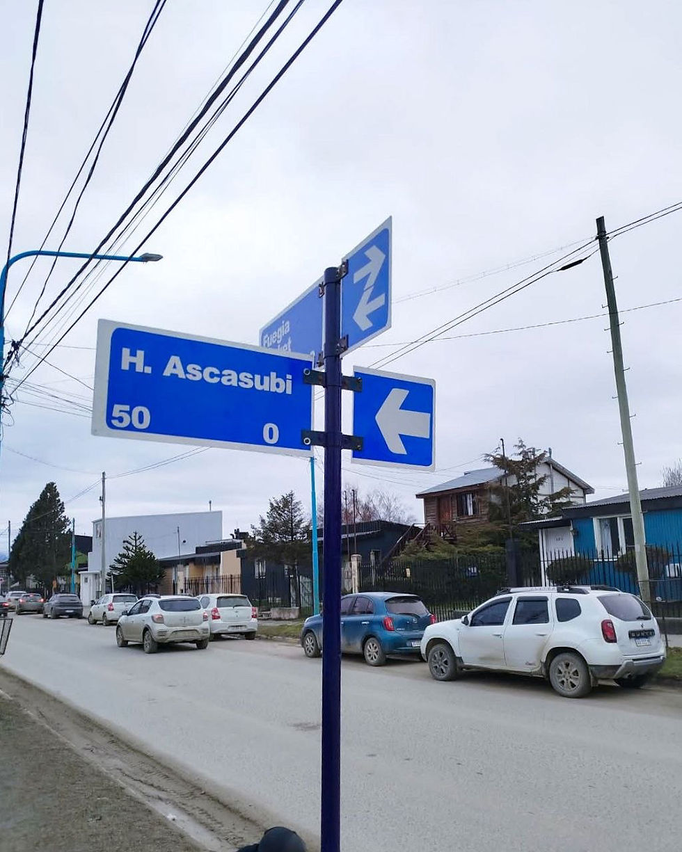 USHUAIA RENUEVA LA SEÑALÉTICA VIAL EN DISTINTOS PUNTOS DE LA CIUDAD