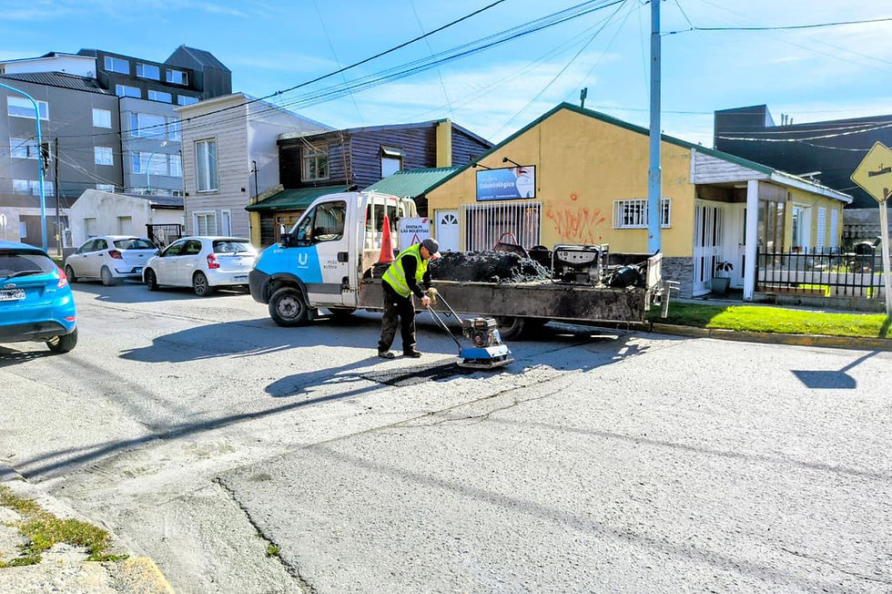 CONTINÚAN CON TRABAJOS DE BACHEO Y MANTENIMIENTO VIAL