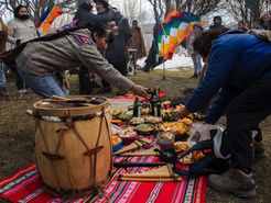 LA MUNICIPALIDAD DE USHUAIA ACOMPAÑÓ LA CEREMONIA A LA PACHAMAMA EN EL PASEO DE LAS ROSAS
