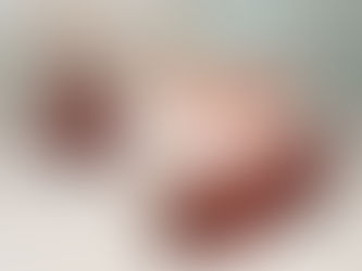 Recién nacido durmiendo sobre un avión de juguete, simbolizando el viaje seguro en avión con bebés — blog de ACRC Global para Padres Intencionales