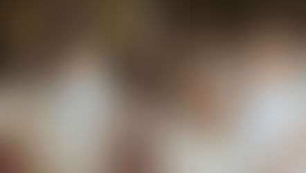 美国代孕旅程中的代母与孩子亲密合影,身穿“Proud Surrogate”T恤,分享怀双胞胎的温馨孕期时光,展示对加州代孕的信任与投入。