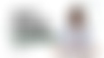 ACRC Global 代孕保险博客封面图:孕妇坐姿微笑,旁边文字写着‘2025年每位准父母必须知道的代孕保险真相’,强调 Anthem 保险内幕及留置权风险提醒。