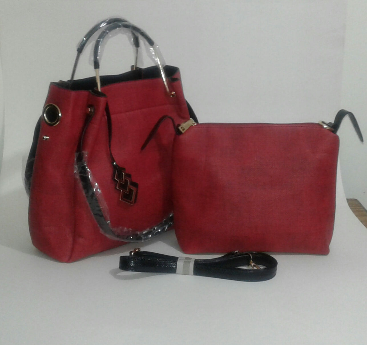 Duo de cartera color rojo con  asas metalicas