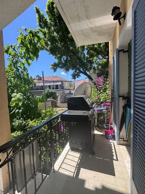 Barbecue à gaz sur le balcon d'un immeuble à Nidri