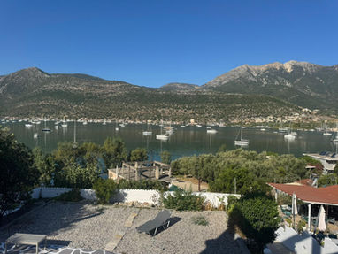 Vue sur la mer et la montagne depuis une villa rénovée a Geni en bord de mer, avec des bateaux dans la baie