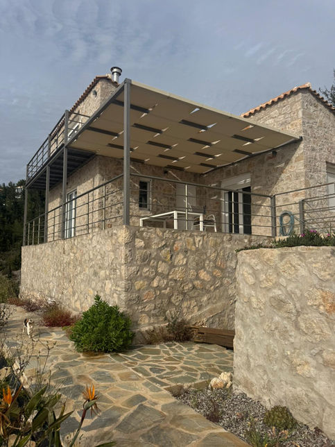 וילה מאבן עם מרפסת מוצלת באתאני, לפקדה