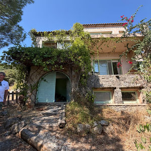 Tuscan-style villa facing the sea