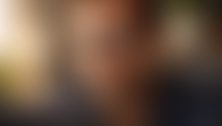 Close-up van een geconcentreerde belegger die spaarrentes vergelijkt op laptop, met subtiele grafiekreflectie in de bril. Beeld straalt focus, controle en financiële zekerheid uit.