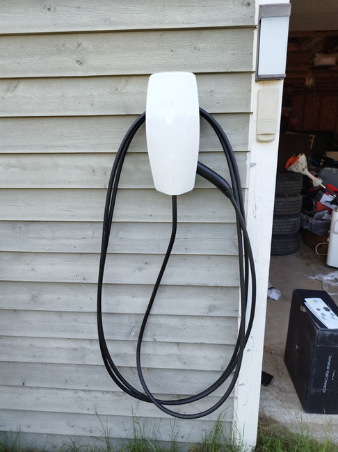 Borne de recharge électrique blanche installée sur un mur extérieur pour véhicule PhidelÉlectrique.ca