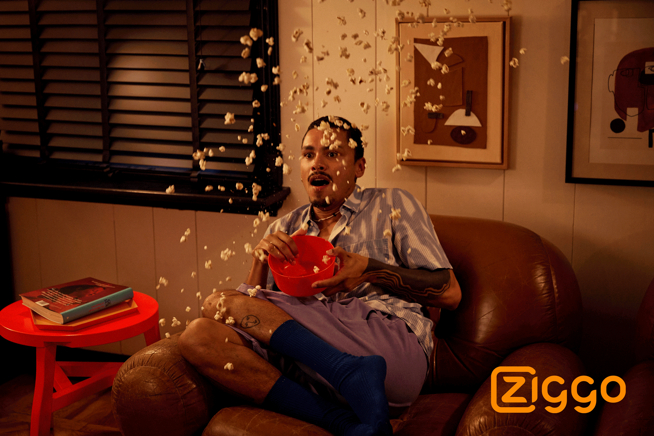 20230819_Ziggo_Entertainment_Shot_5D_Watching_TV_Shocked_091-v3.gif
