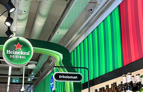 Vibrant digital dignage in a retail store