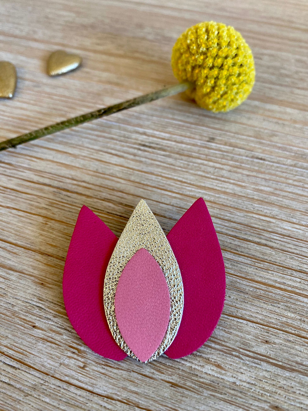 Miniature : Broche "Hortense" en cuir pleine fleur, faite à la main