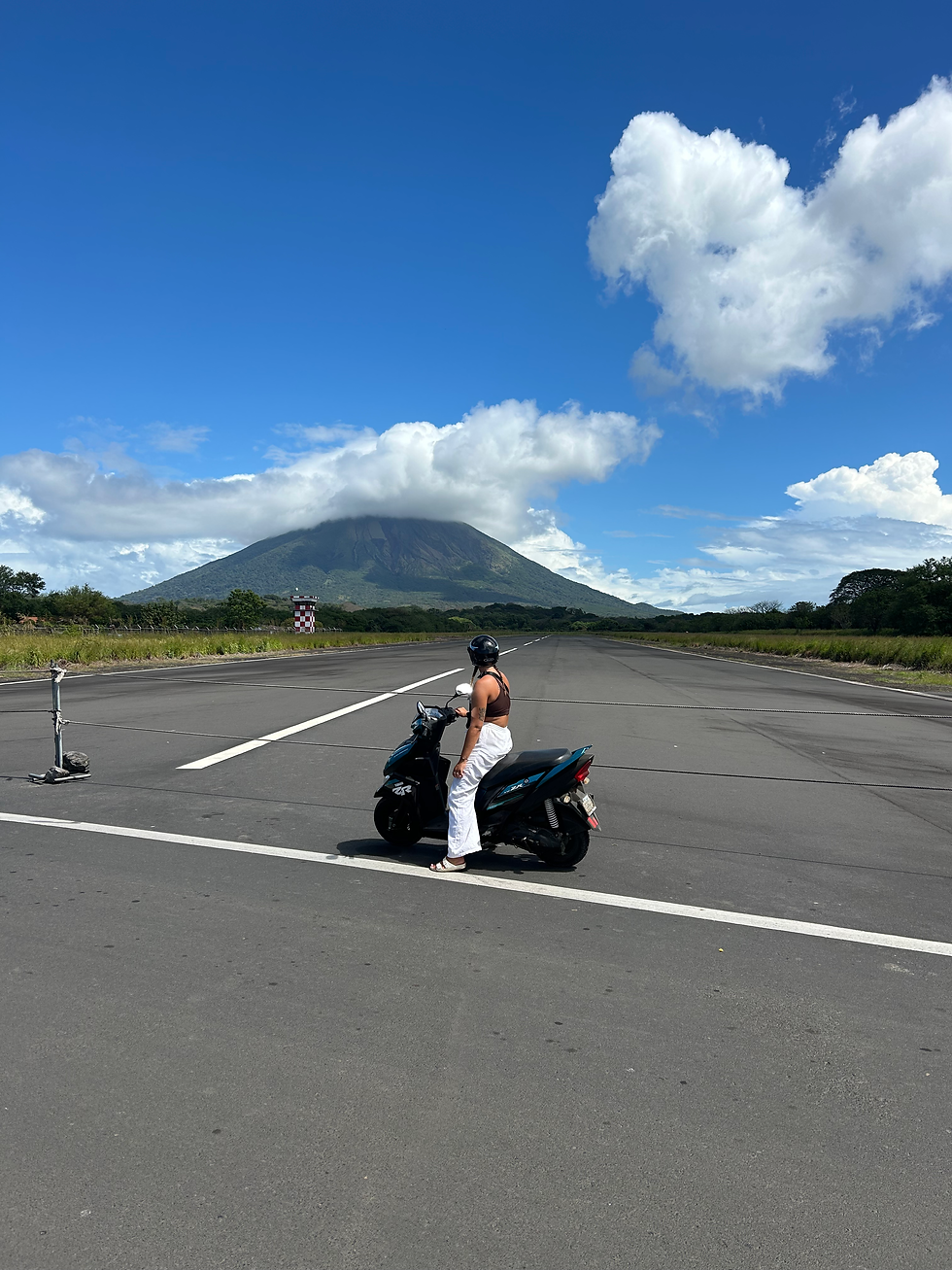 Kelly en scooter devant le volcan Conception