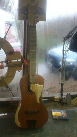 guitare de voyage, picguard perso !
