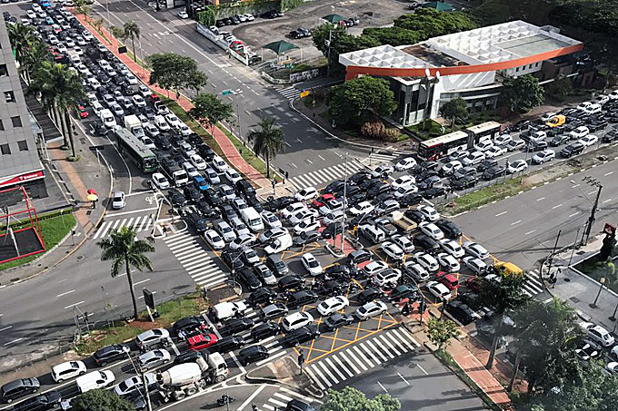 Congestionamento de rotina no cruzamento da JK com a Faria Lima na hora de volta das aulas na USP.