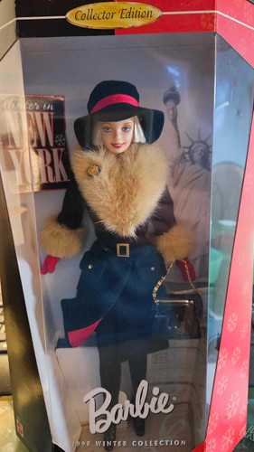 バービー 1998年 ウィンターコレクション ニューヨーク Amazon.com: Winter In New York Barbie Collector Doll : Toys