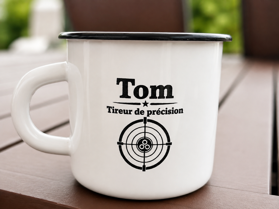 Tasse émaillée blanche gravée au laser avec le prénom Tom, la mention Tireur de précision et une cible.