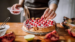 Reflexões sobre a associação da confeitaria com a figura feminina