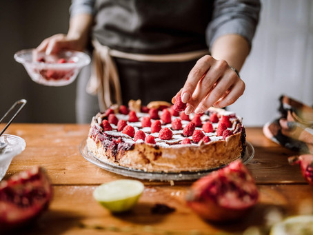 Reflexões sobre a associação da confeitaria com a figura feminina
