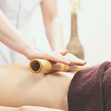 Massaggio al bamboo sulla schiena di donna