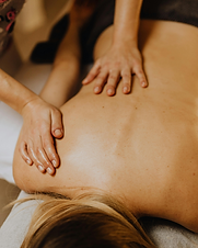 Massaggio alla schiena di donna con olio