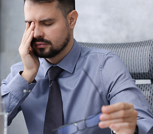 uomo in ufficio stanchezza mentale