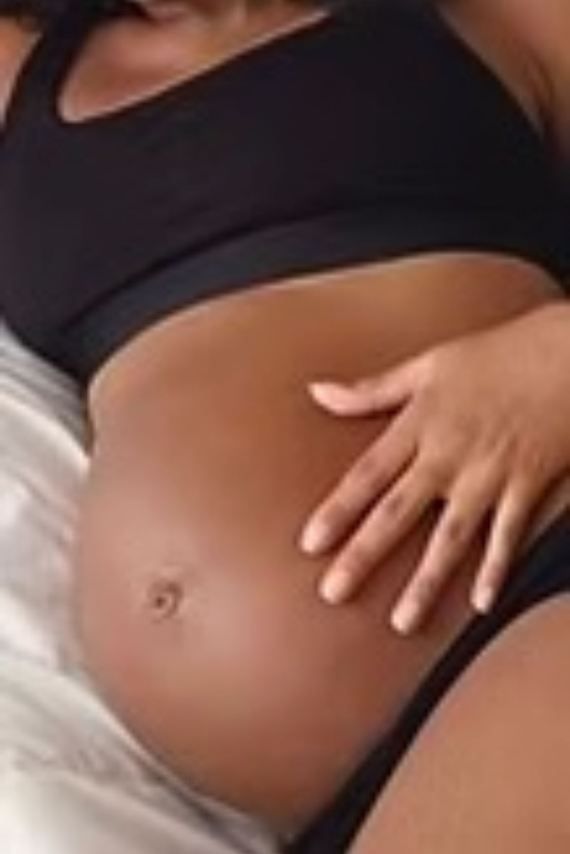 Julien Pujol propose le massage prénatal à Sainte-Luce en Martinique, un moment de douceur et de bien-être spécialement adapté aux femmes enceintes pendant la grossesse. Réalisé dans des positions confortables et adaptées, ce massage permet à la future maman de prendre du temps pour elle, de se détendre et de se reconnecter à son corps qui évolue au fil des mois. Les gestes sont doux, enveloppants et personnalisés selon les besoins et le stade de la grossesse. La séance invite également à porter son attention sur le ventre, les sensations et la présence du bébé afin de favoriser un moment privilégié de connexion mère-enfant. Le massage peut être associé à des techniques de sophrologie, de respiration, de relaxation et de visualisation pour accompagner la future maman vers davantage de sérénité. Cet accompagnement bien-être peut également se poursuivre après la naissance, pour s’accorder un temps de récupération, de recentrage et de douceur.