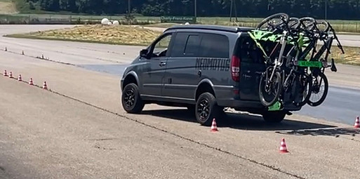 Der Sicherheitstest Ausweichen für den vertikalen Fahrradträger von NEOMOTUS