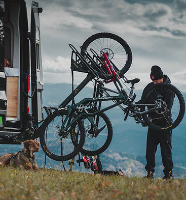 Fahrradträger vertikal statt horizontal. 5 Bikes oder 100kg Zuladung. Montageständer inklusive.