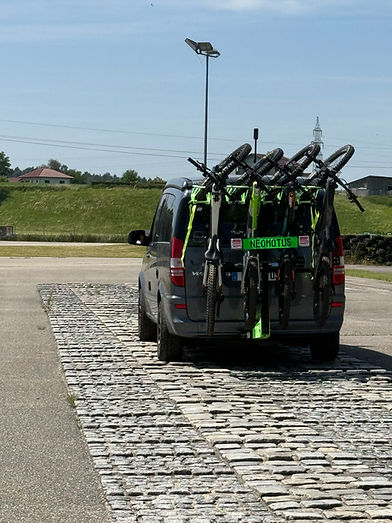 Rüttelstrecke, Belgisch Block. Sicherheitstest des innovativen vertikalen Fahrradträgers