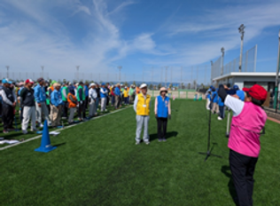 ・長崎市老連Cの佐々木初音さんが女性最高齢で紹介・景品の授与