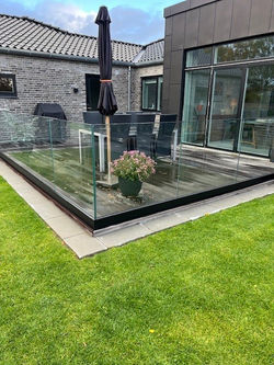 SVJ Glasværn til terrasse med topmonteret bundskinne
