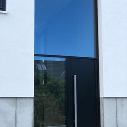 Schüco Aluminium Facadedør isat i facade blok profil med 3 punktlås fra svj-vinduescenter.