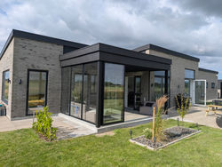 svj skydedør alu sort struktur fra svj-vinduescenter.dk. 3 delt og 4 delt