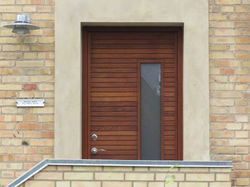 Aros_Teak_facadedør_med_satimatglas_felt