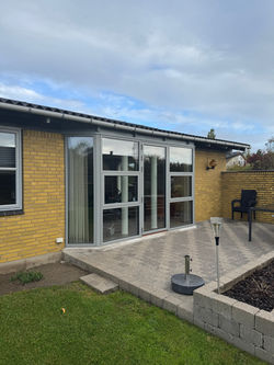 Nordan træ-alu vinduer i Ral 7040 mellemgrå til karnap med vinduesdør