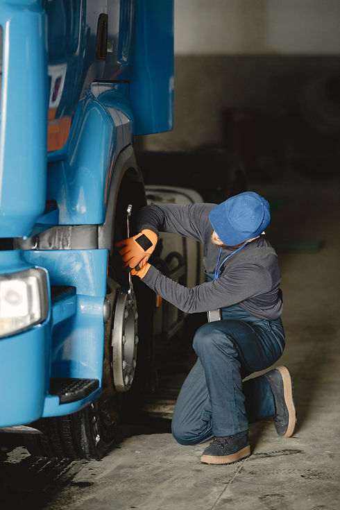 joven-trabajador-controla-rueda-mal-funcionamiento-camion-trabajo-servicio.jpg