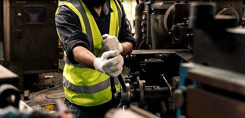 concepto-fabrica-industrial-ingeniero-tecnico-o-trabajador-operacion-mantenimiento-maquina